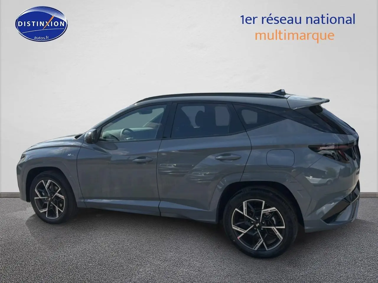 Vue de profil côté gauche du Hyundai Tucson 2026 gris shadow avec jantes alliage et toit panoramique.