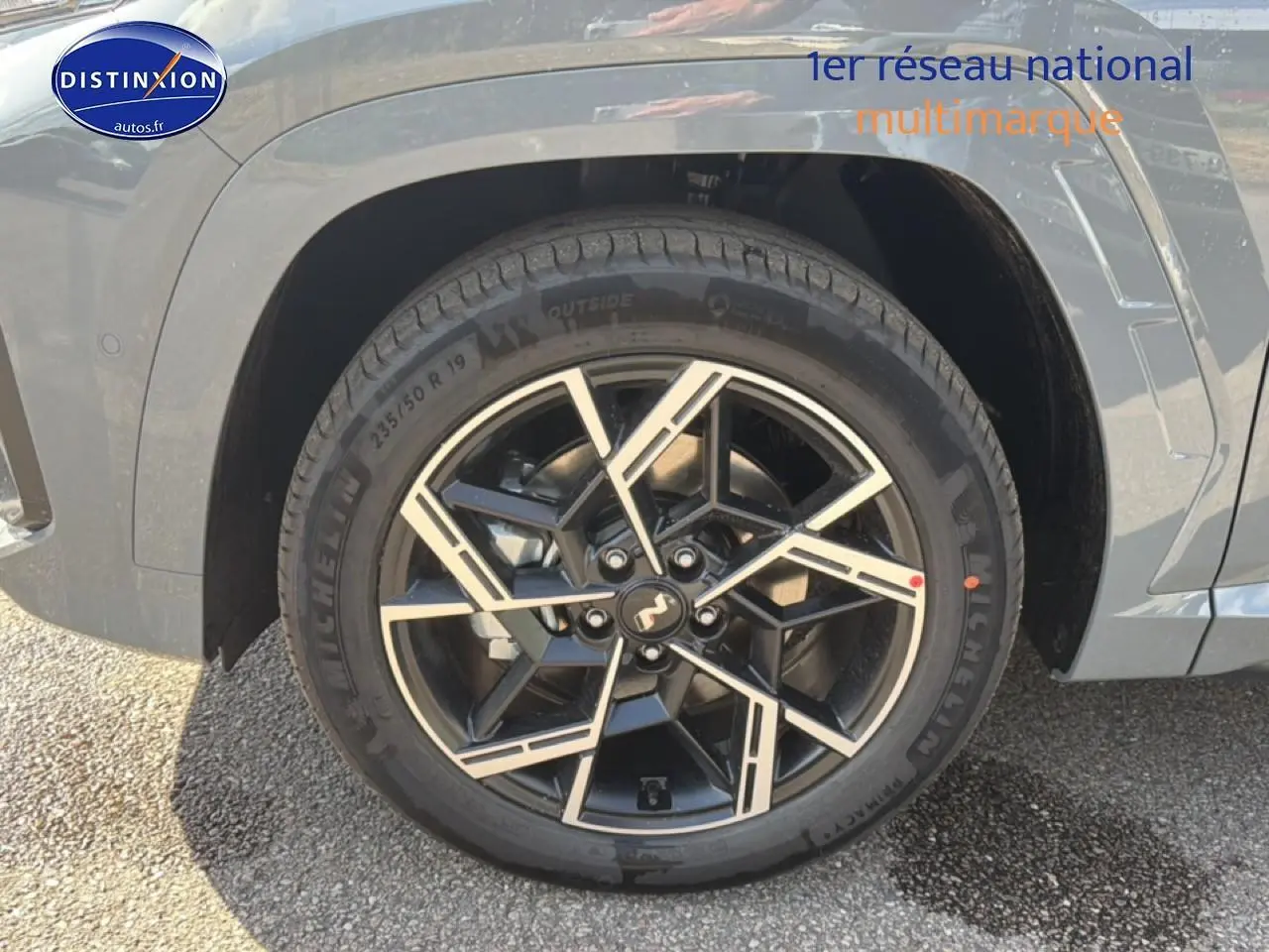 Gros plan sur la jante alu noire et argentée du côté avant droit du Hyundai Tucson gris shadow.