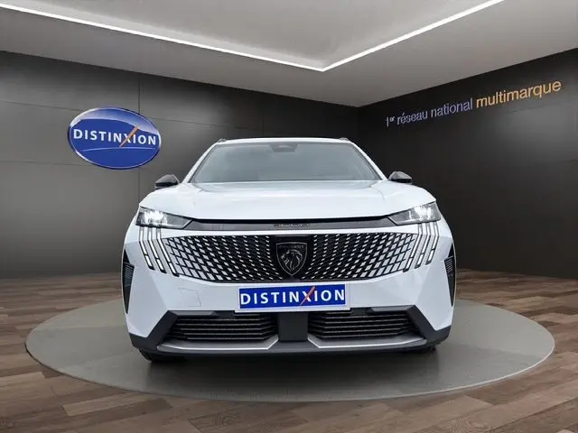 Vue frontale du Peugeot 5008 Nouveau Allure Hybrid blanc Okenite avec calandre distinctive et logo lion au centre.