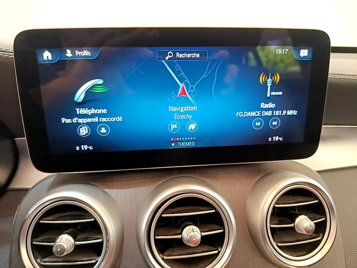 Écran tactile central affichant la navigation, la radio et le téléphone dans le tableau de bord du Mercedes GLC 300 e AMG Line.