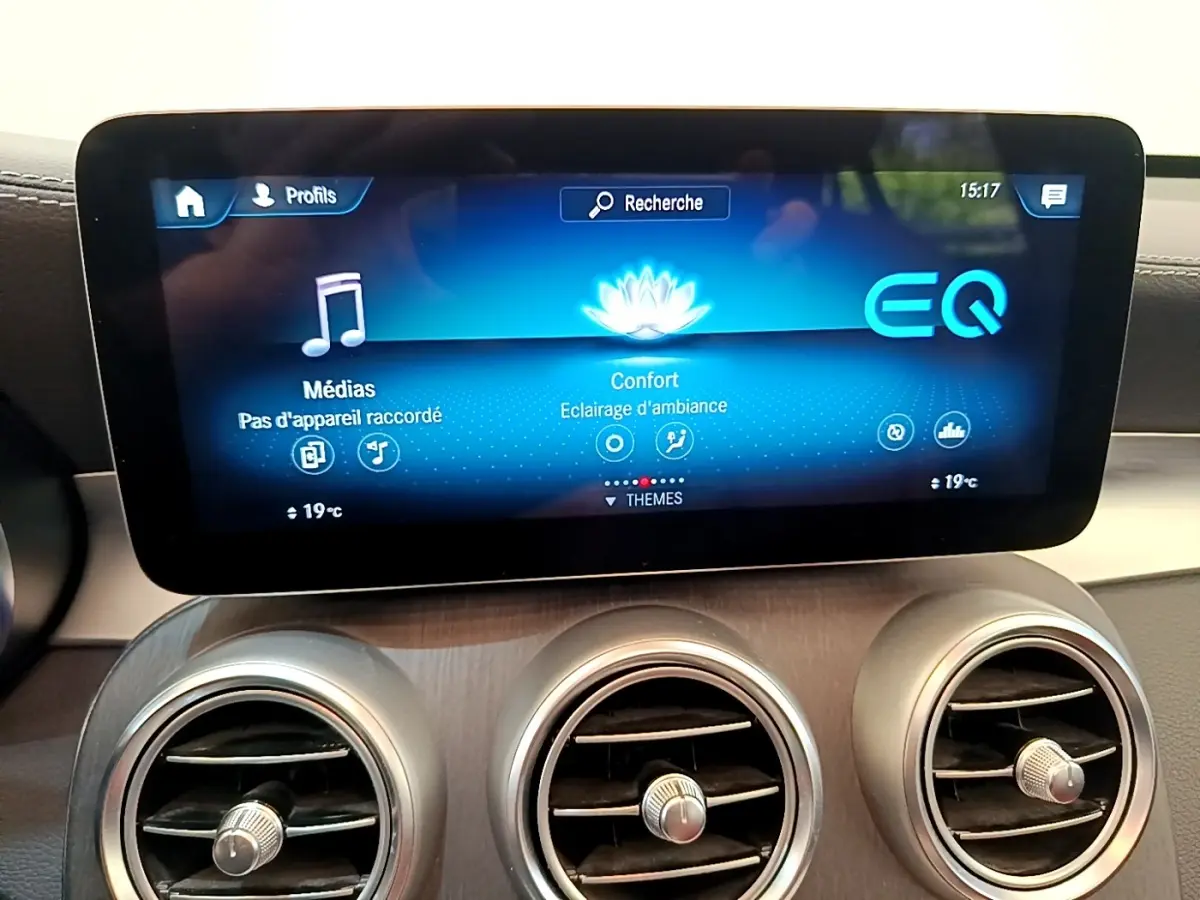 Écran tactile central affichant les réglages médias et confort dans le tableau de bord du Mercedes GLC 300 e AMG Line.