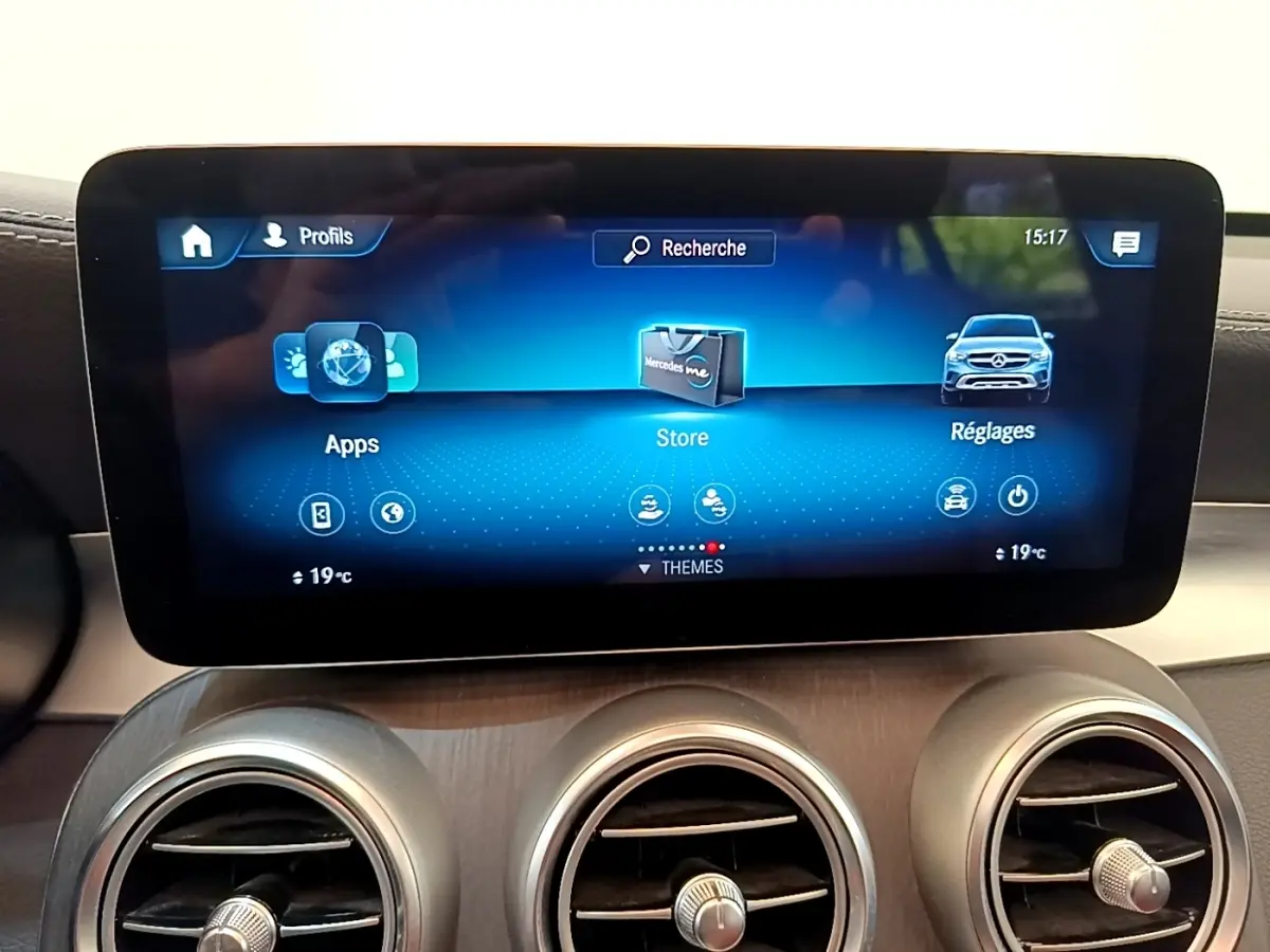 Écran tactile central du tableau de bord de la Mercedes GLC 300 e AMG Line 4Matic, ambiance intérieure bois et métal.