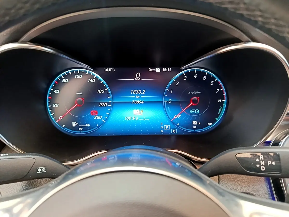 Vue rapprochée du tableau de bord numérique bleu du Mercedes GLC 300 e AMG Line 4Matic hybride rechargeable.