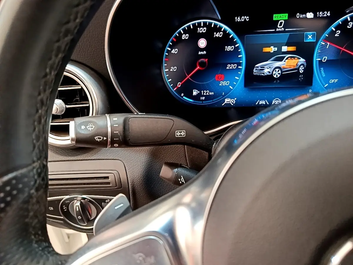 Vue rapprochée du tableau de bord digital du Mercedes GLC 300 e AMG Line 2020, affichage de la vitesse et état hybride.