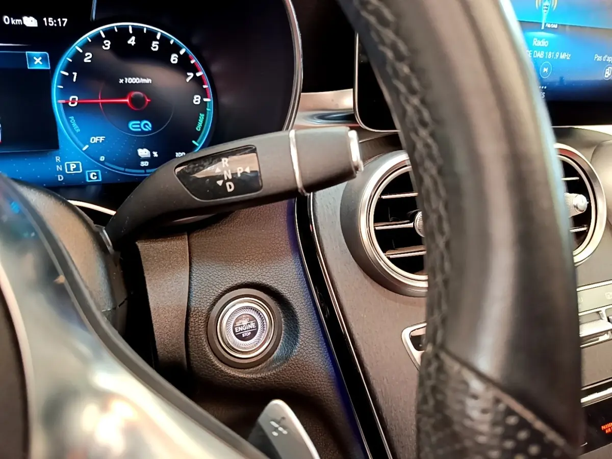 Vue intérieure rapprochée du volant cuir et du bouton démarrage du tableau de bord du Mercedes GLC Coupé blanc 2020.
