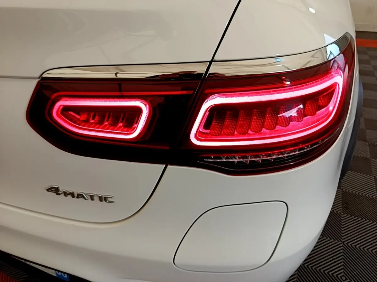 Gros plan sur le feu arrière droit blanc du Mercedes GLC 300 e AMG Line 4Matic avec logo 4Matic visible.