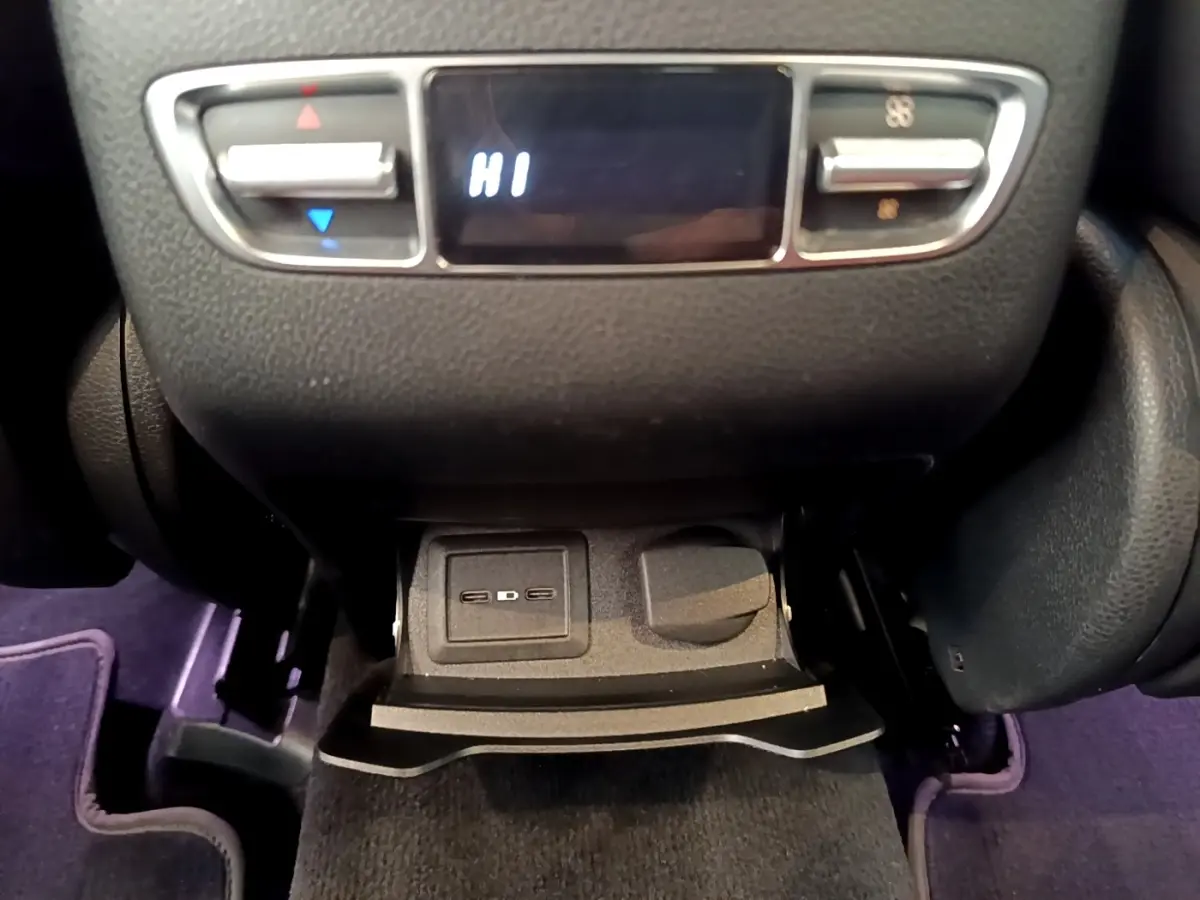 Gros plan sur la commande de climatisation arrière et prise 12V dans l’habitacle du Mercedes GLC 300 e AMG Line blanc.