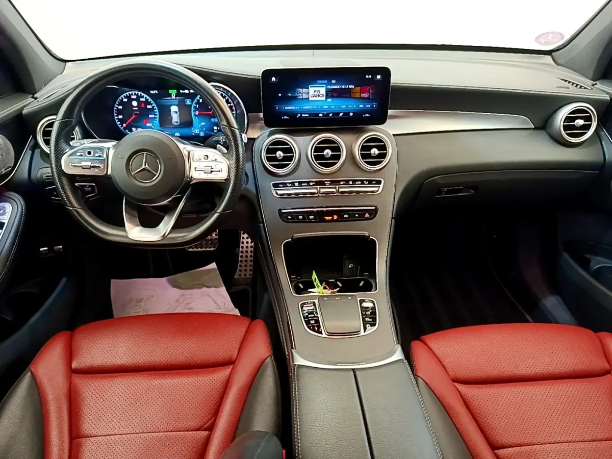 Vue intérieure avant du Mercedes GLC 300 e AMG Line 2020 avec sièges rouges et tableau de bord noir moderne.