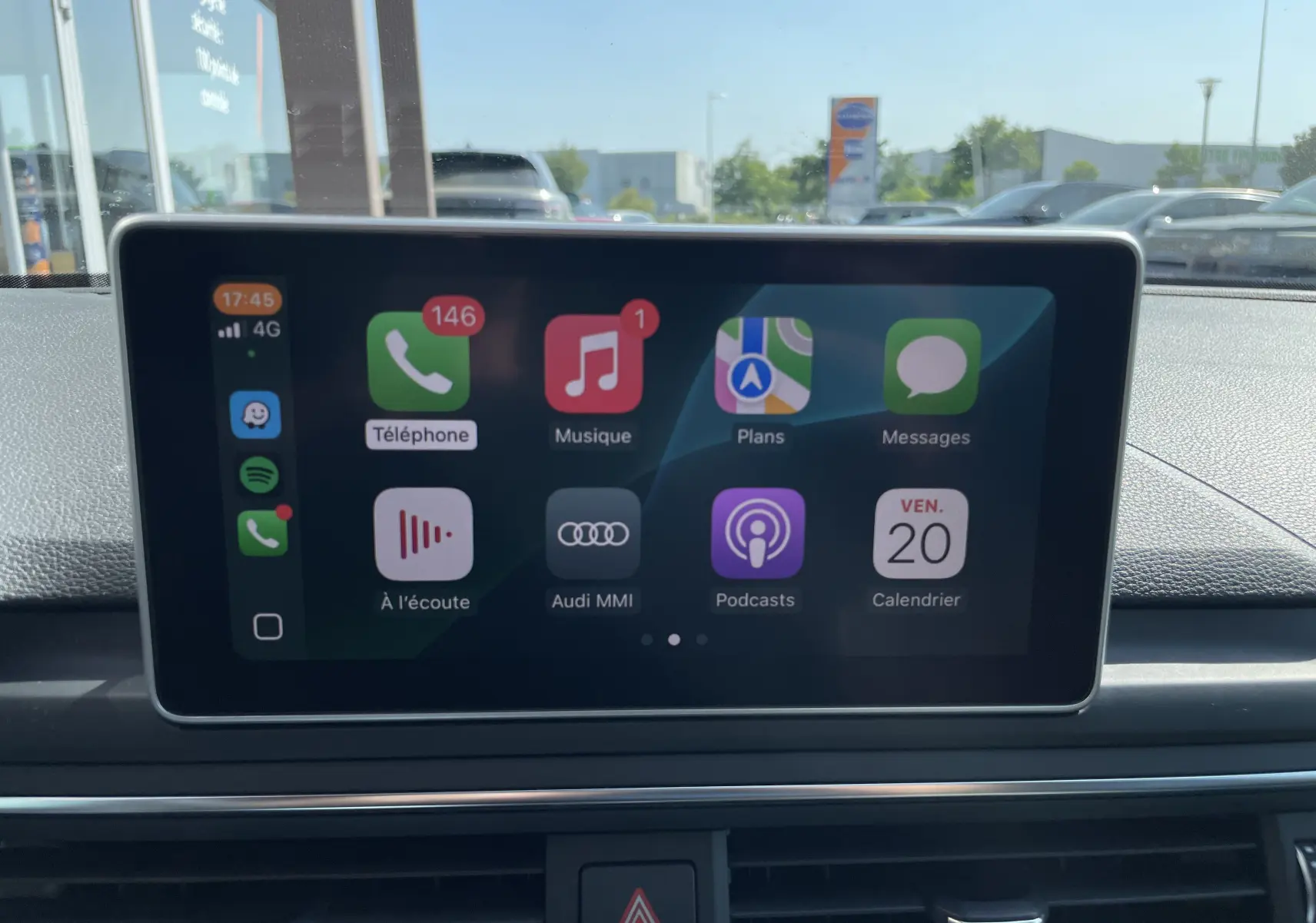 Écran central tactile de l'Audi S4 2016 affichant les applications Apple CarPlay avec tableau de bord gris visible.