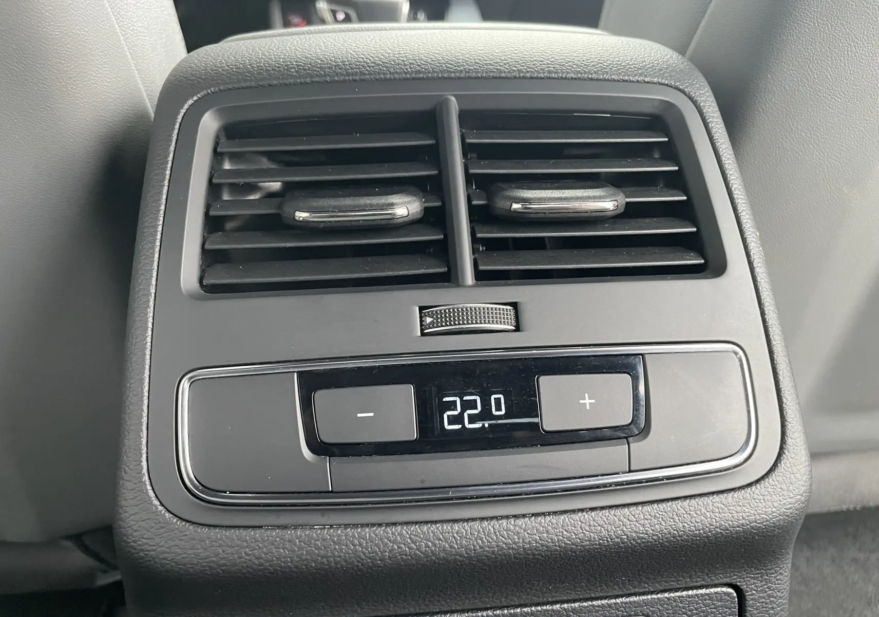 Vue rapprochée des commandes de climatisation arrière en gris foncé de l'Audi S4 2016.