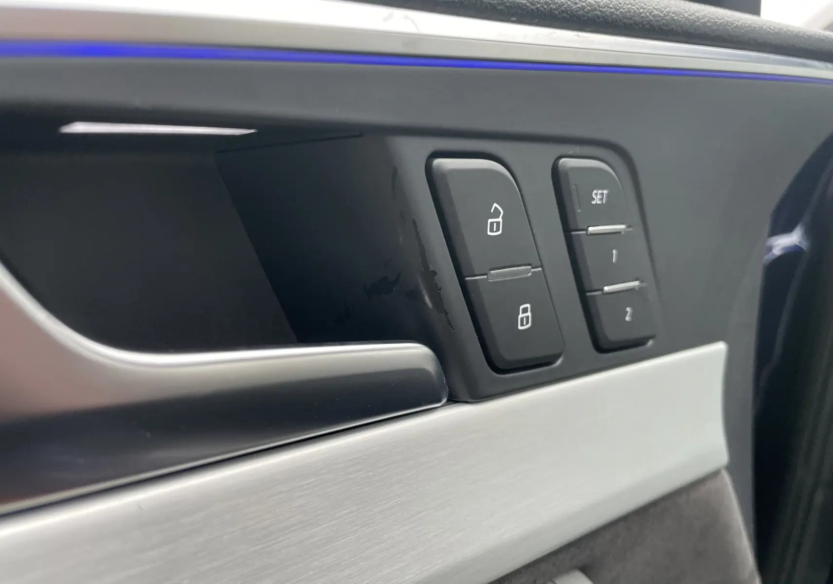 Gros plan sur la commande de verrouillage et réglage mémoire des sièges côté conducteur de l'Audi S4 bleu Navarre 2016.