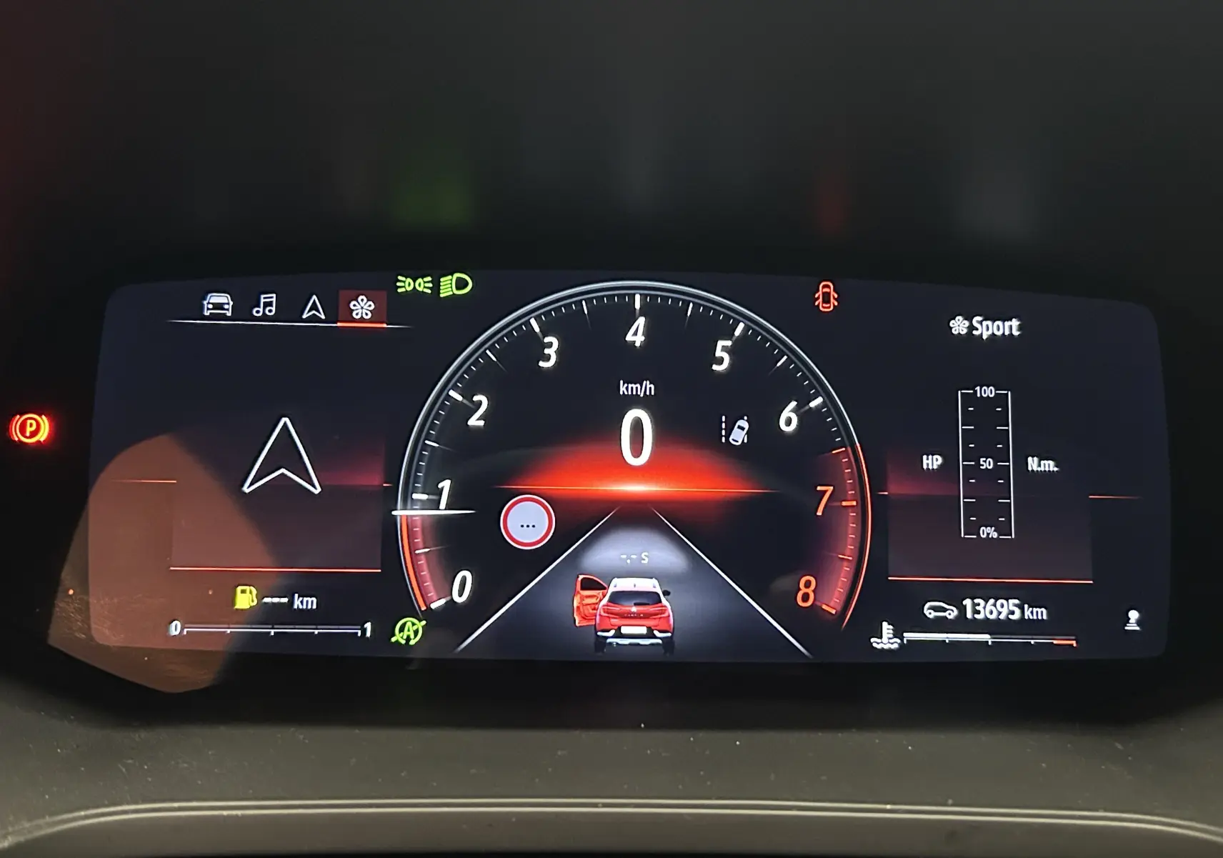 Tableau de bord numérique du Renault Captur rouge flamme 2024, affichant la vitesse à zéro et porte gauche ouverte.