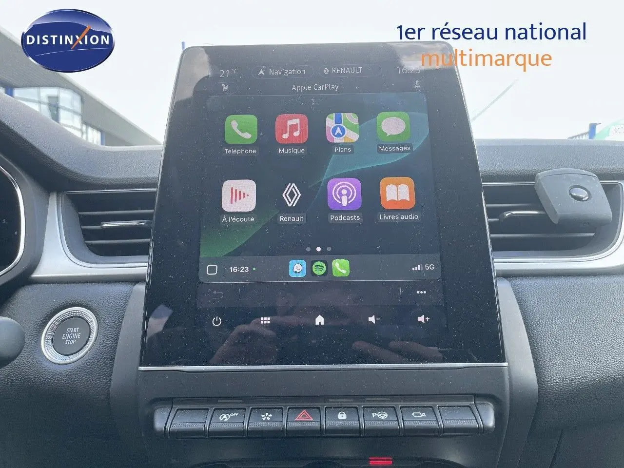 Écran tactile central affichant Apple CarPlay dans l'habitacle d'une Renault Captur 2024.