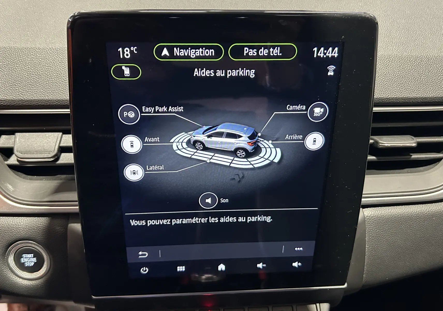 Écran tactile du tableau de bord du Renault Captur 2024 affichant les aides au parking avec caméra 360° et options de capteurs.