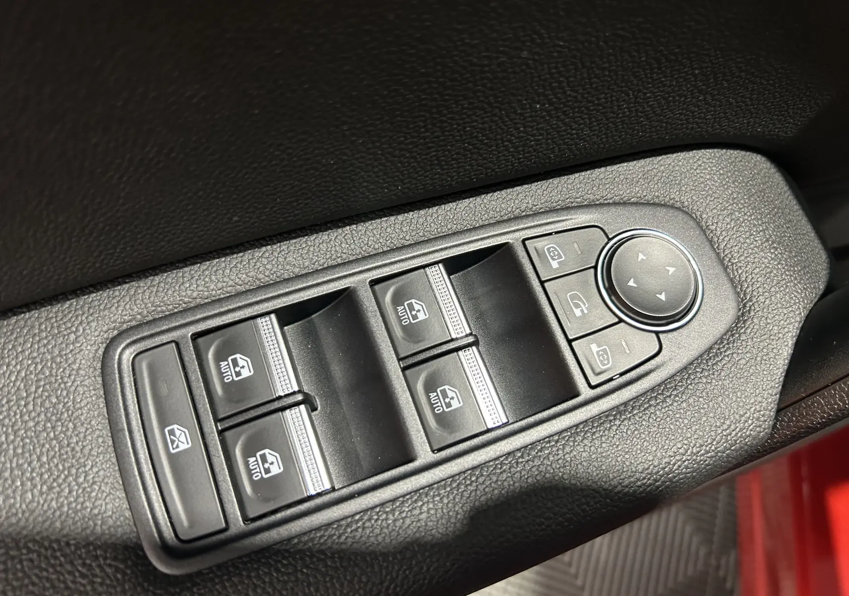 Commande des vitres électriques et réglage des rétroviseurs côté conducteur du Renault Captur rouge flamme métal 2024.