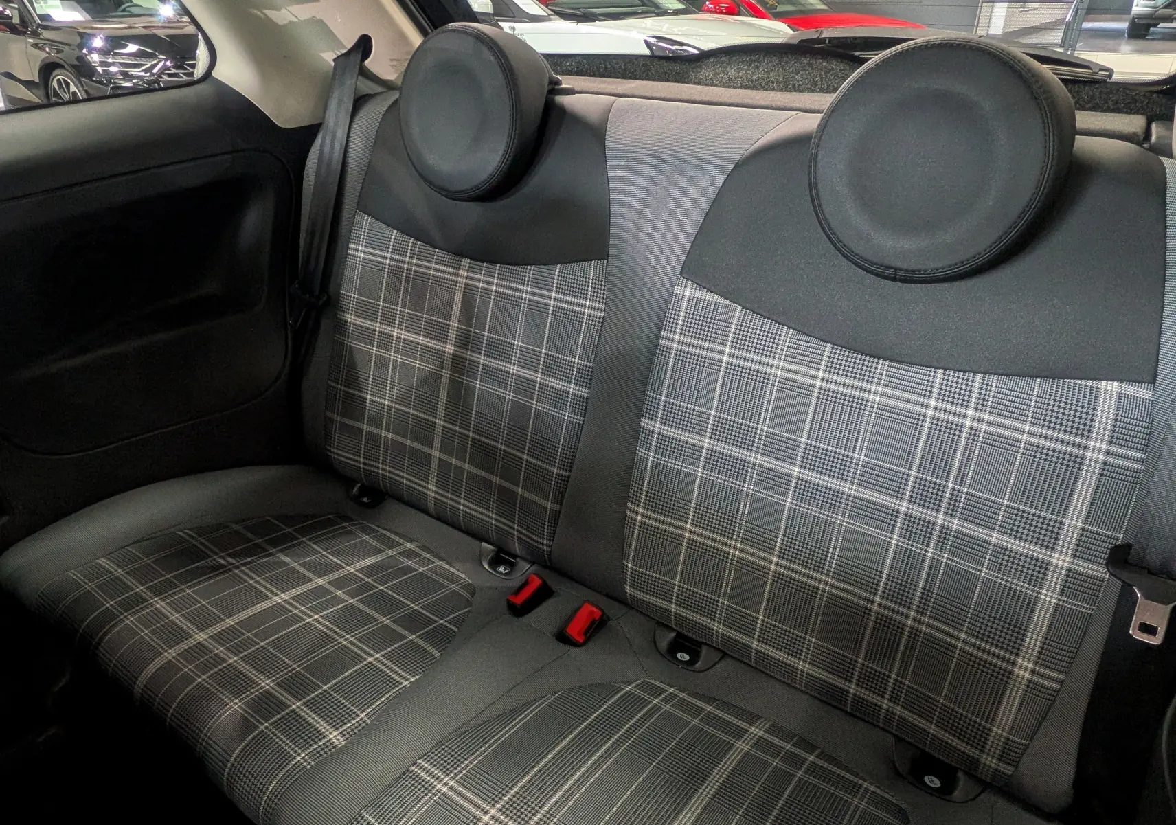 Vue rapprochée des sièges arrière gris à motif à carreaux d'une Fiat 500 1.2 69 CH Lounge Crossover Black de 2017.