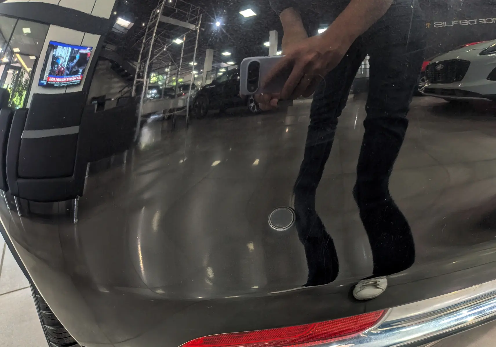 Gros plan sur le pare-chocs arrière noir Crossover Black de la FIAT 500 1.2 69 CH LOUNGE avec feu rouge intégré.