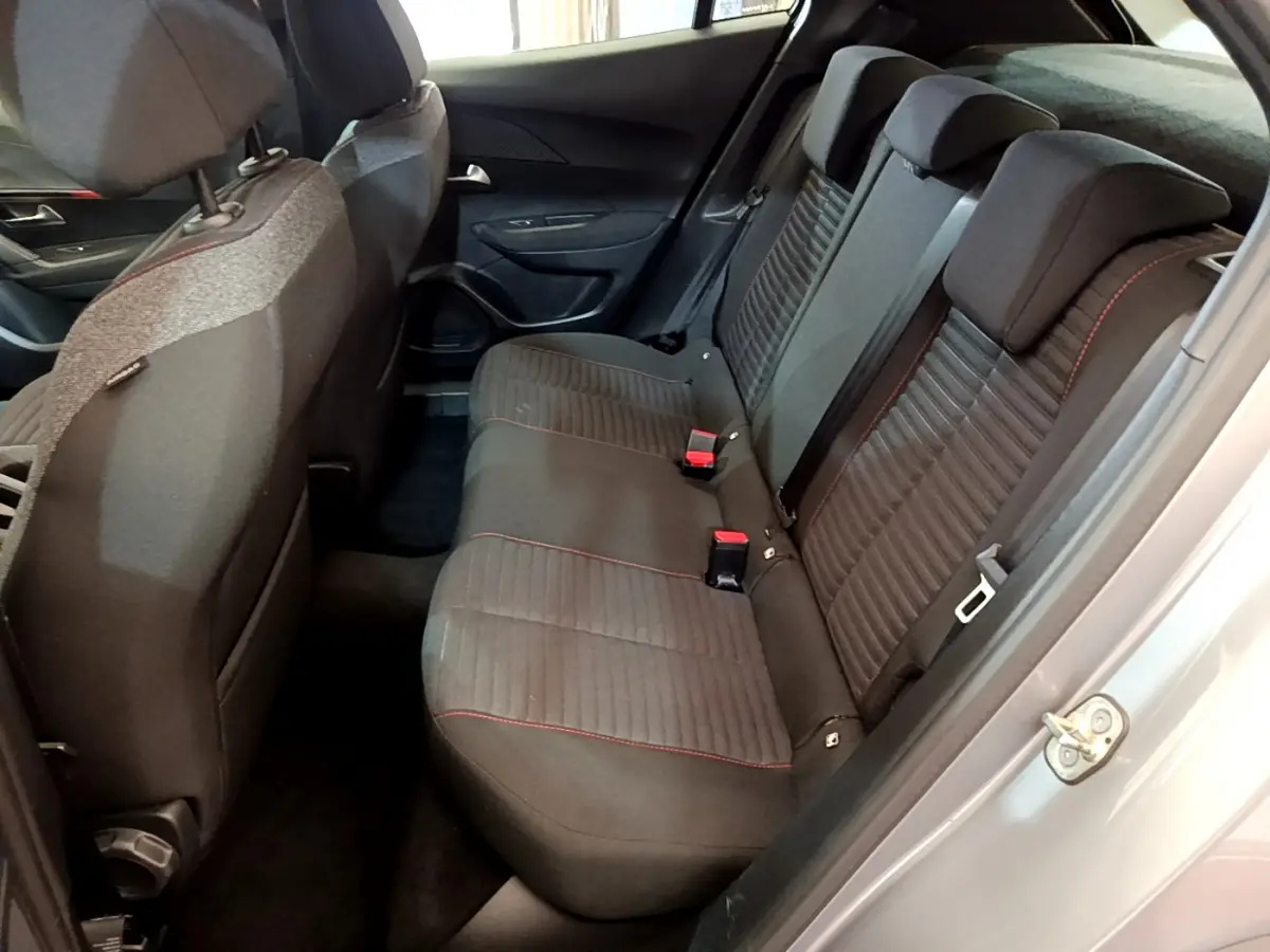 Vue intérieure côté droit des sièges arrière noirs avec surpiqûres rouges d'une Peugeot 2008 gris clair 2020