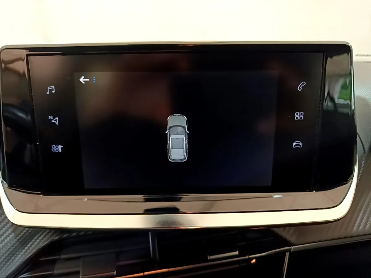 Écran tactile central de la Peugeot 2008 2020 affichant la vue supérieure du véhicule en gris clair.