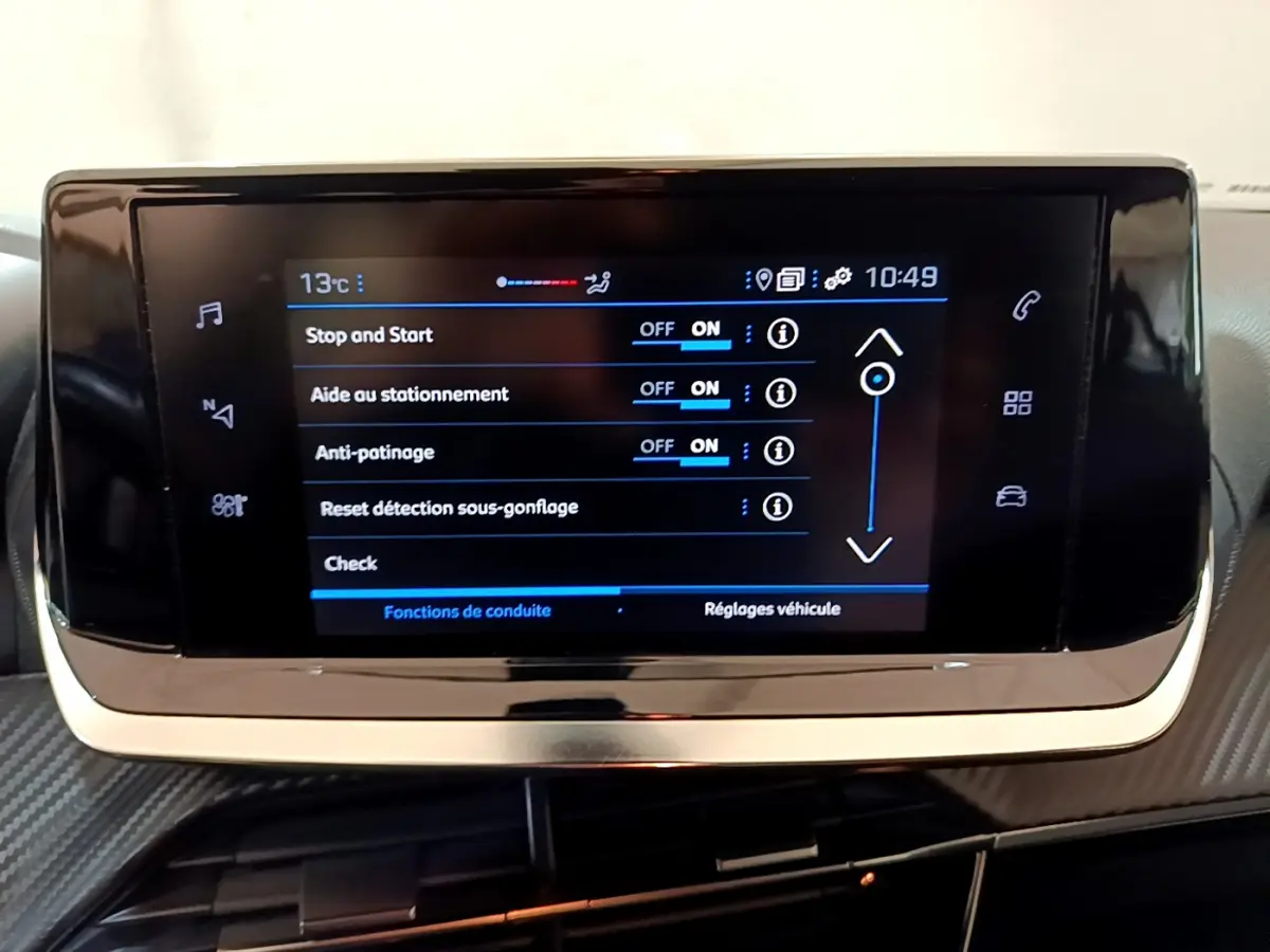 Écran tactile central du tableau de bord du Peugeot 2008 2020 affichant les réglages d’aide à la conduite.