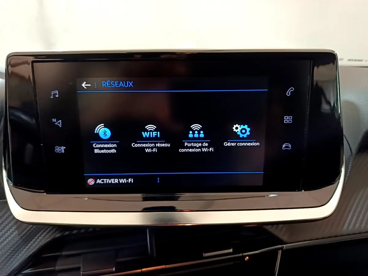 Écran tactile central du tableau de bord du Peugeot 2008 2020 affichant les options de connexion Bluetooth et Wi-Fi.