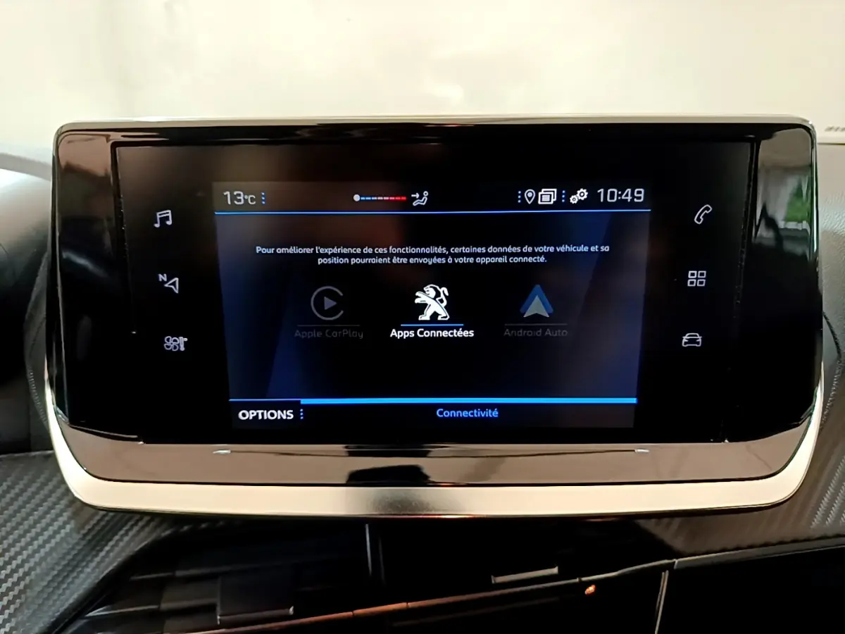 Écran tactile central du tableau de bord du Peugeot 2008 gris clair, affichant les applications connectées Apple CarPlay et Android Auto.