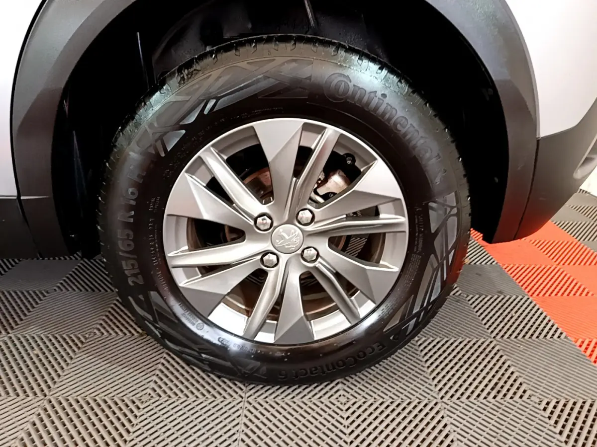 Gros plan sur la roue avant droite gris clair d’un Peugeot 2008 1.2 PT 130 S&S Active Business 2020.