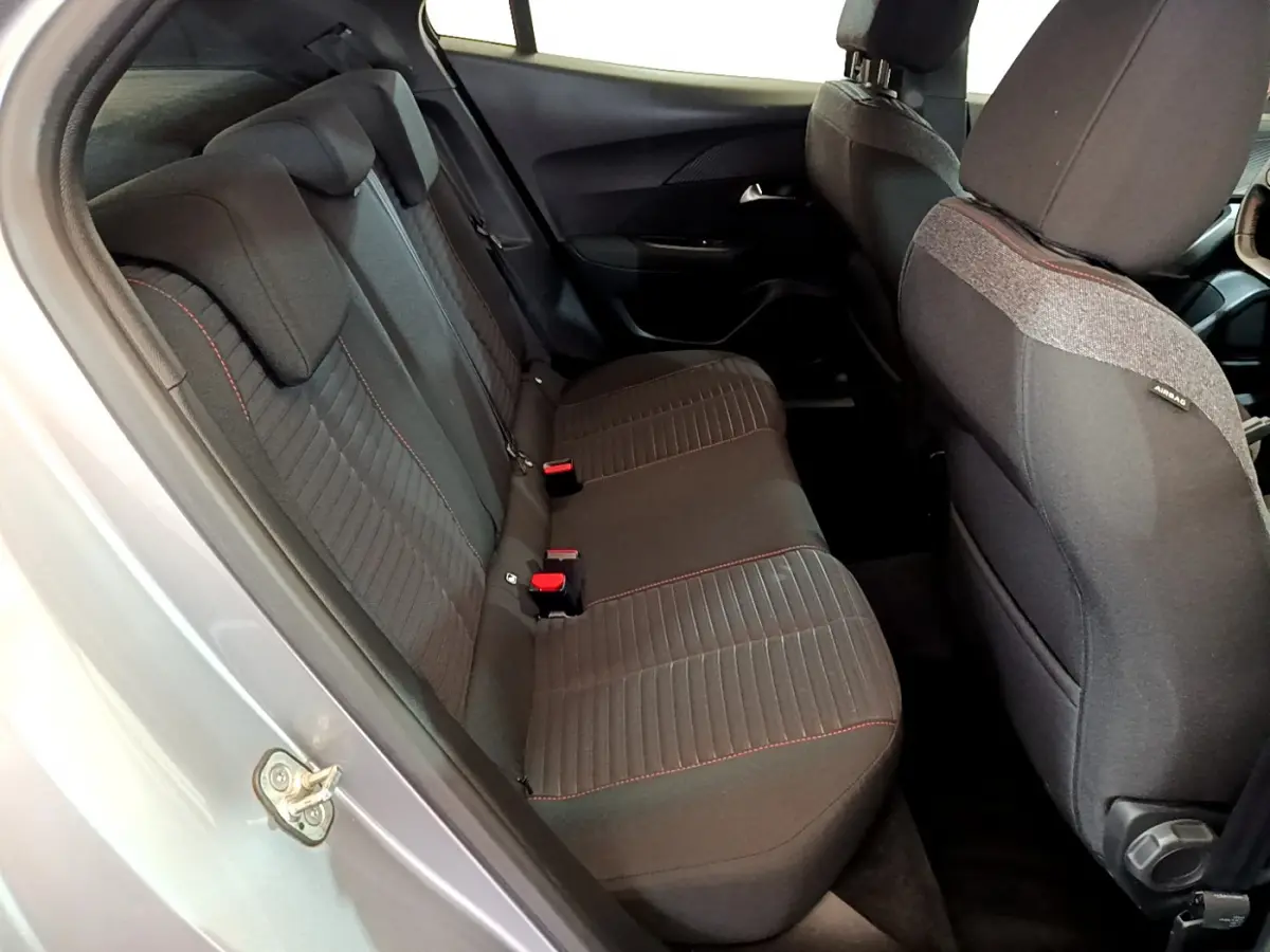 Vue intérieure côté gauche sur la banquette arrière noire avec surpiqûres rouges du Peugeot 2008 gris clair 2020.