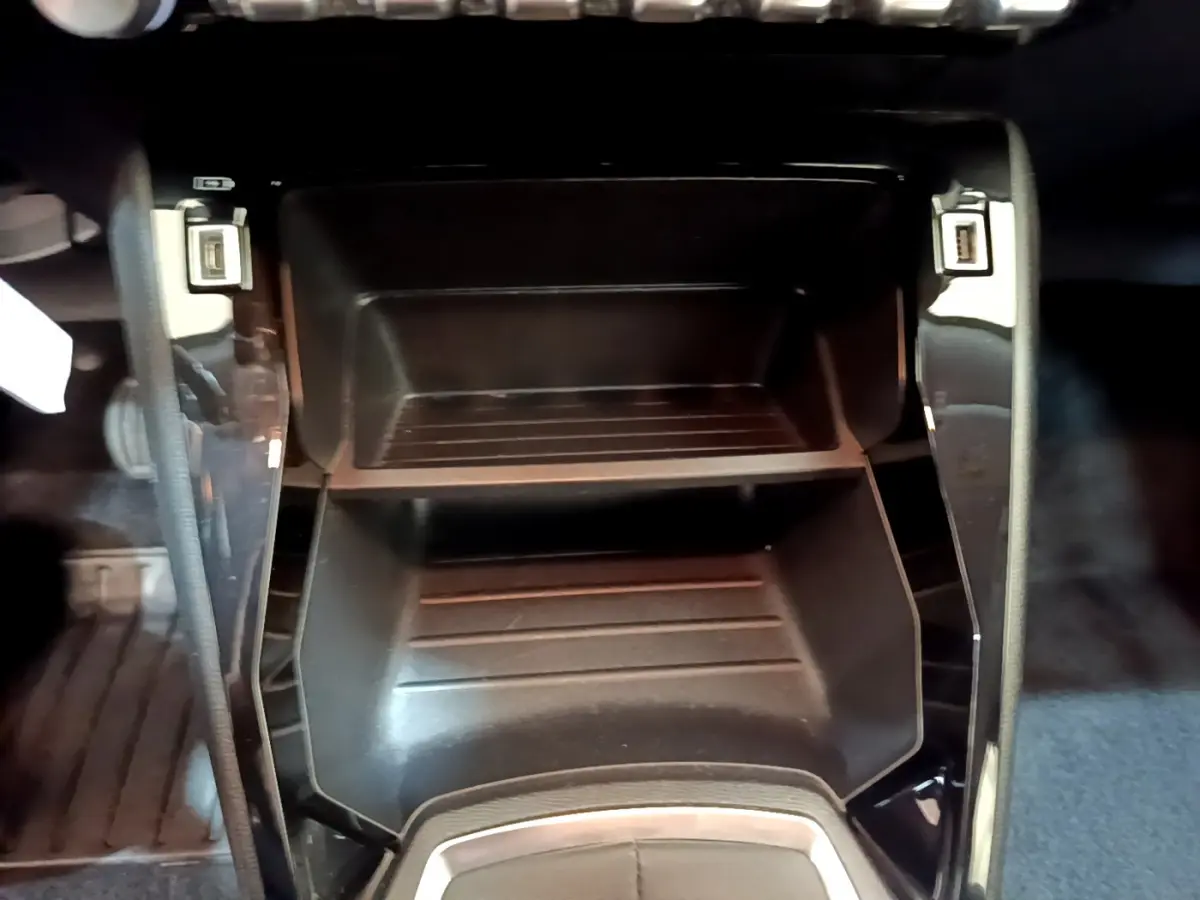 Rangement central ouvert avec deux compartiments et ports USB, intérieur noir du Peugeot 2008 2020.