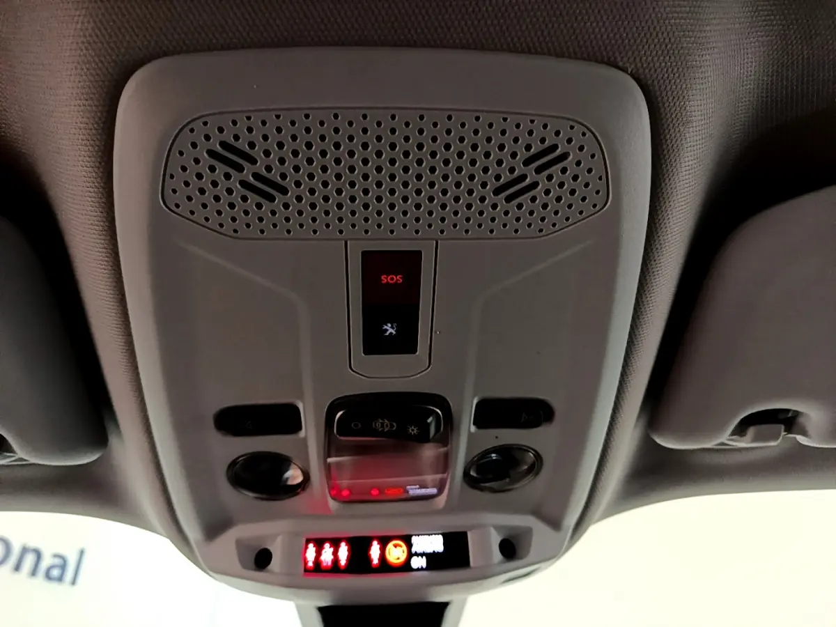 Vue en gros plan du plafonnier gris clair avec bouton SOS et éclairage intérieur du Peugeot 2008 2020.