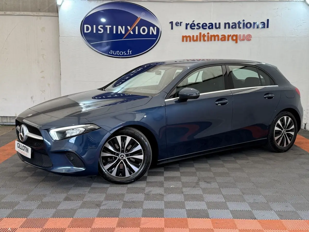 Mercedes Classe A 180 d Business Line bleu vue de profil côté gauche, avec jantes distinctives et feux LED avant.