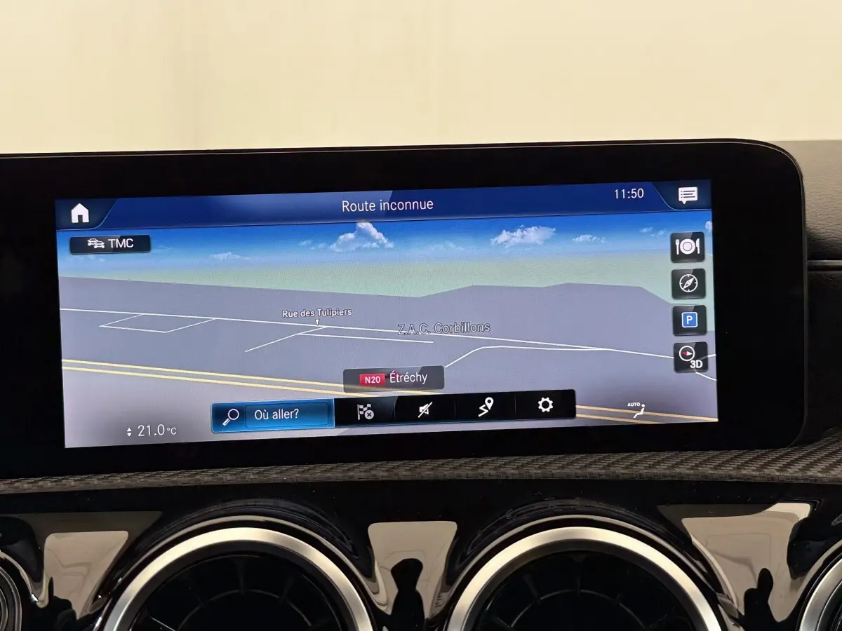 Vue rapprochée de l’écran tactile de navigation 3D du tableau de bord de la Mercedes Classe A bleu.