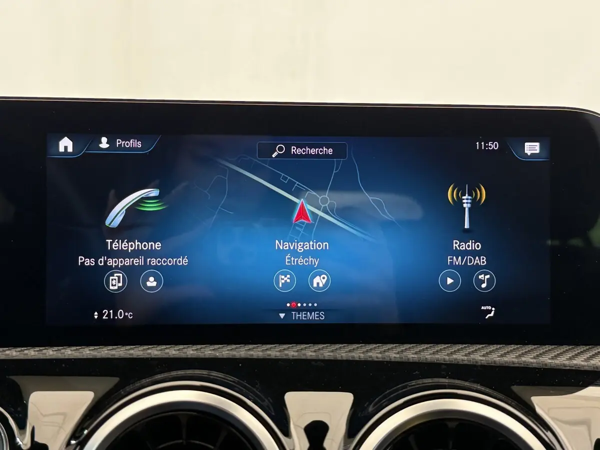 Écran tactile central affichant la navigation, la radio et le téléphone dans une Mercedes Classe A 180 d Business Line.