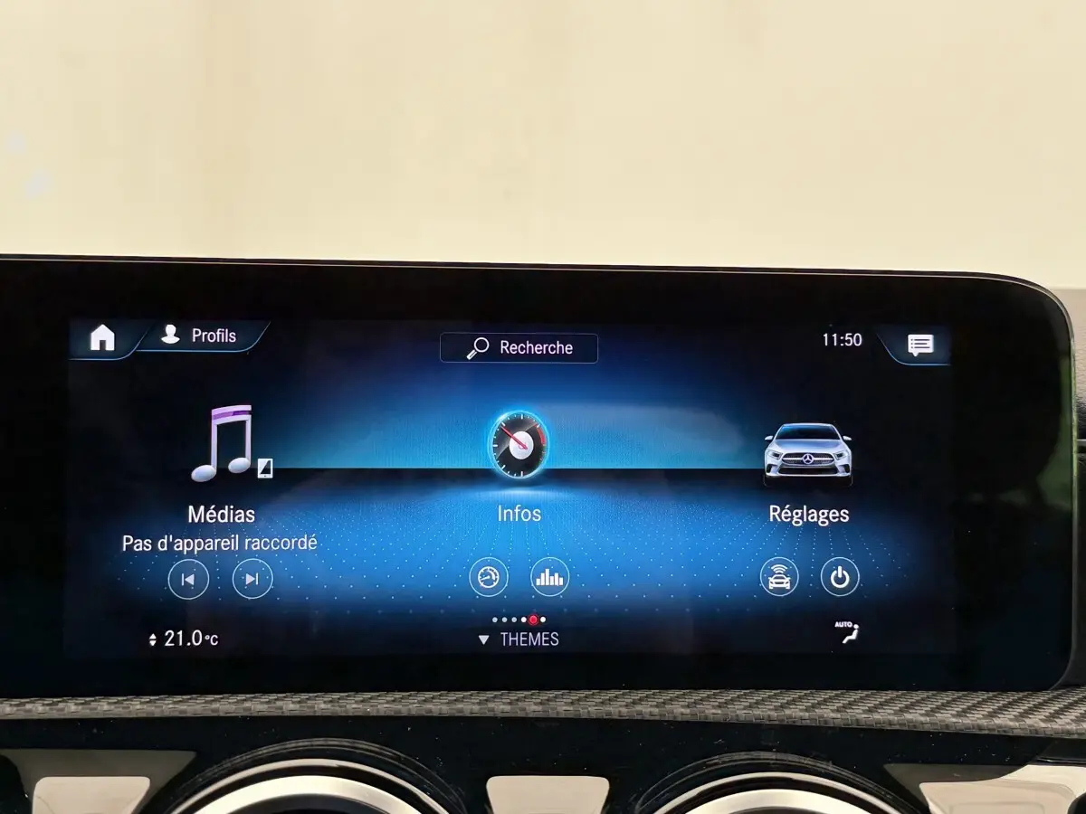 Écran tactile central de la Mercedes Classe A 180 d Business Line 2021 affichant les menus médias, infos et réglages.