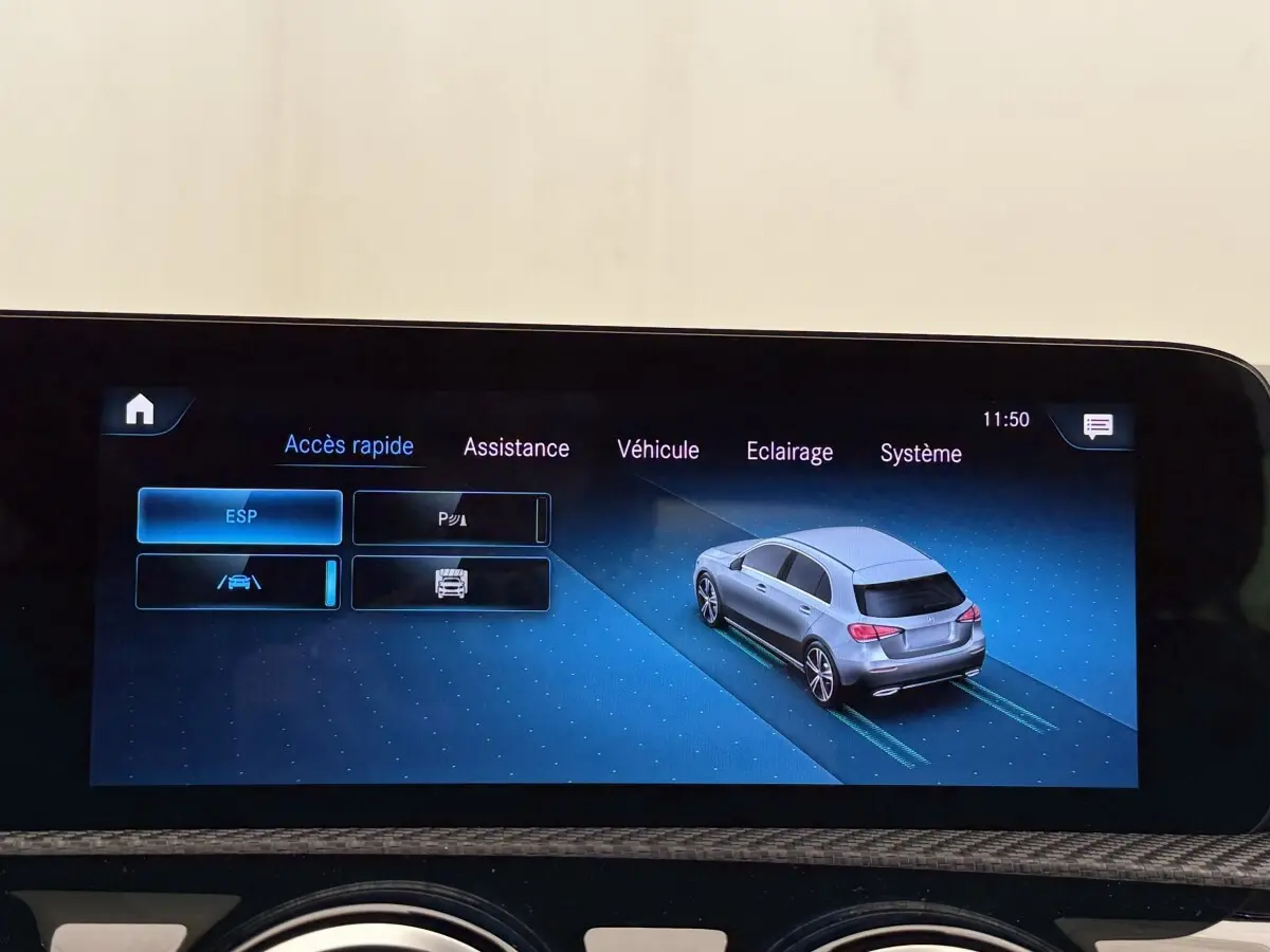 Écran tactile intérieur montrant l'interface d'assistance avec une illustration 3D grise de la Mercedes Classe A vue de trois quarts arrière.