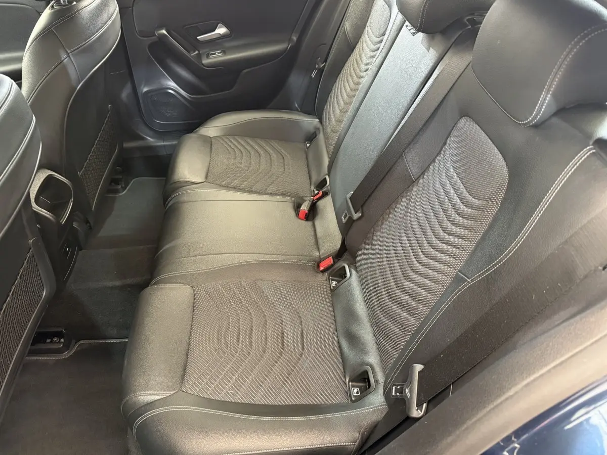 Vue intérieure côté droit des sièges arrière en tissu et cuir noir de la Mercedes Classe A A 180 d Business Line.