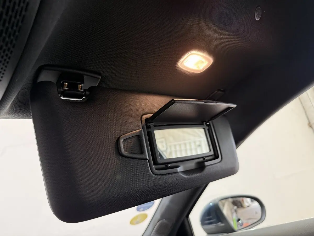 Détail du pare-soleil côté conducteur avec miroir éclairé dans l'habitacle d'une Mercedes Classe A 180 d Business Line.