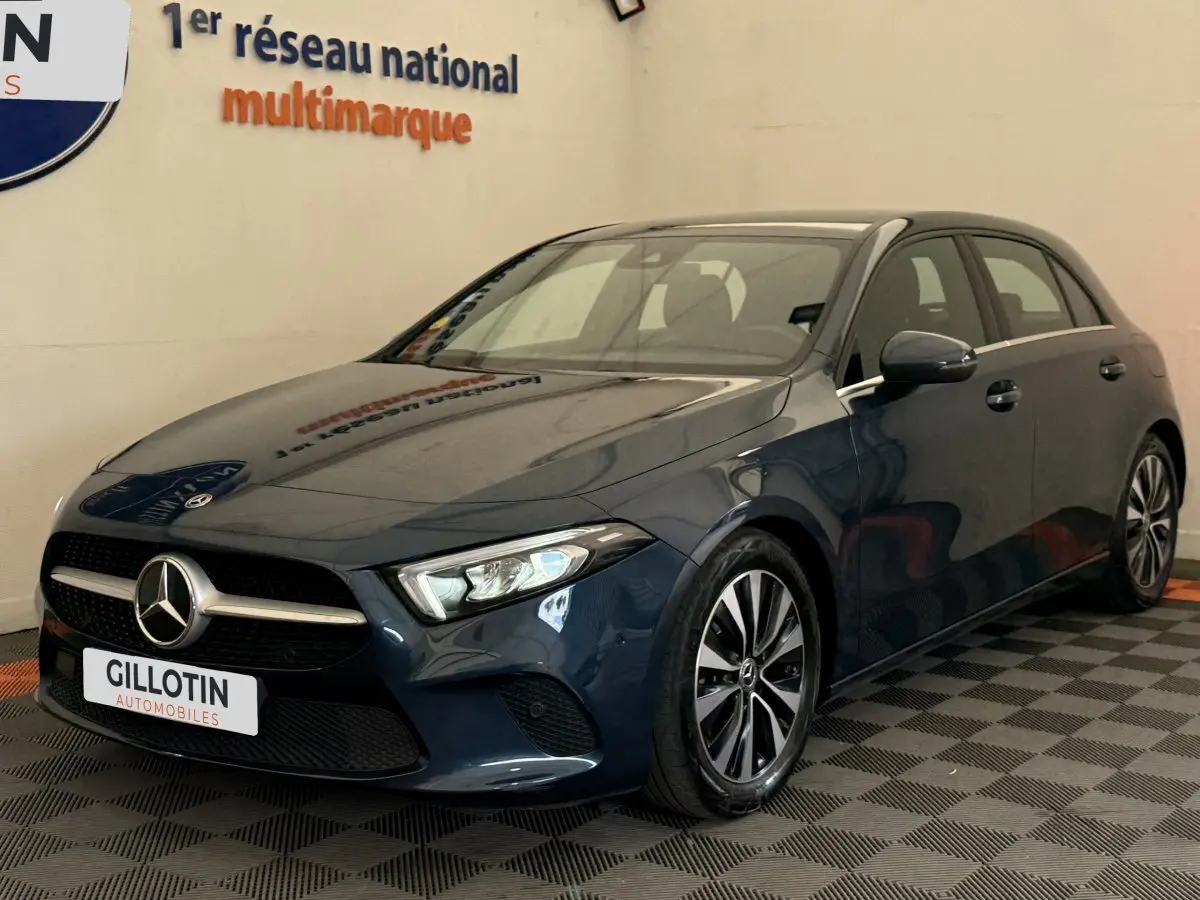 Vue 3/4 avant d'une Mercedes Classe A A 180 d Business Line bleu foncé, avec phares LED et jantes alliage distinctives.