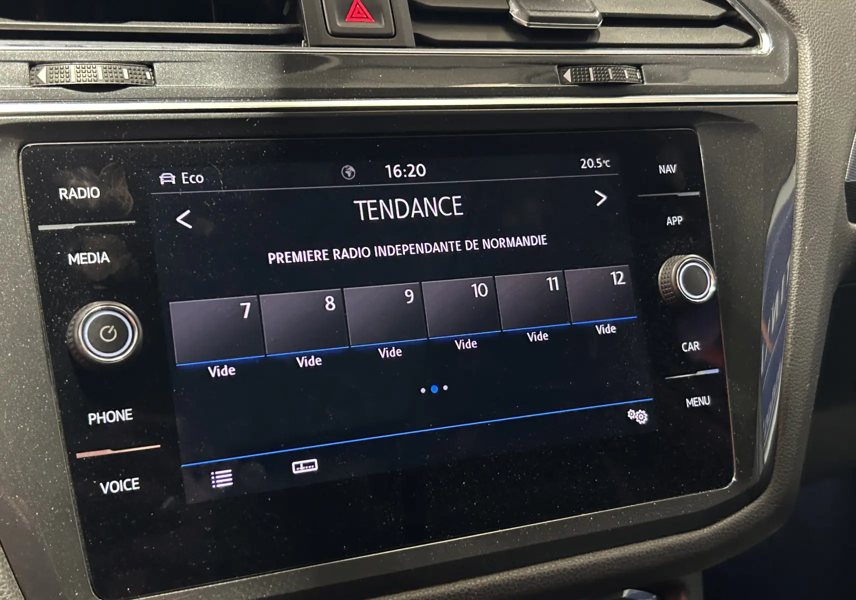 Écran tactile central du Volkswagen Tiguan Allspace 2018 affichant la radio Tendance, avec commandes autour en noir mat.
