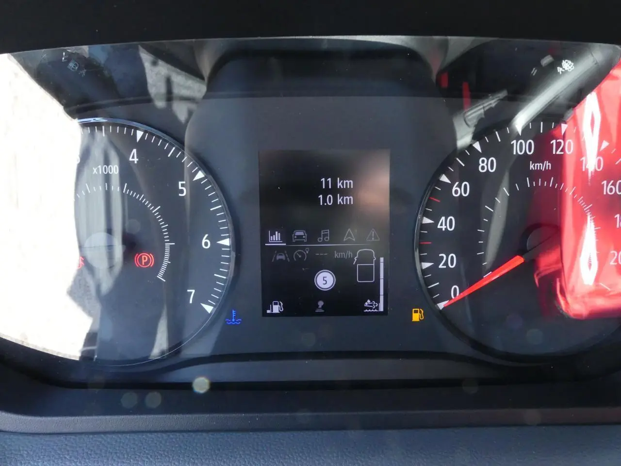 Gros plan sur le combiné d'instruments digital TFT du tableau de bord du Renault Master 2025 avec compte-tours et vitesse.