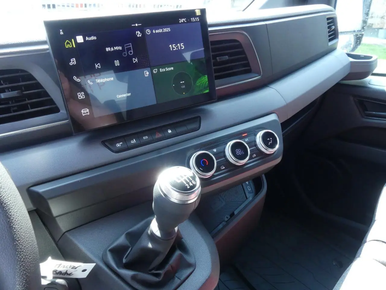 Vue intérieure du tableau de bord du Renault Master Extra 2025 avec levier de vitesse manuel et écran tactile central.