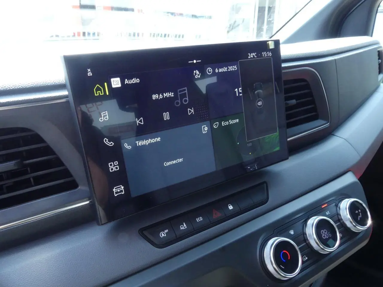 Écran tactile central et commandes de climatisation du tableau de bord du Renault Master Extra gris 2025.