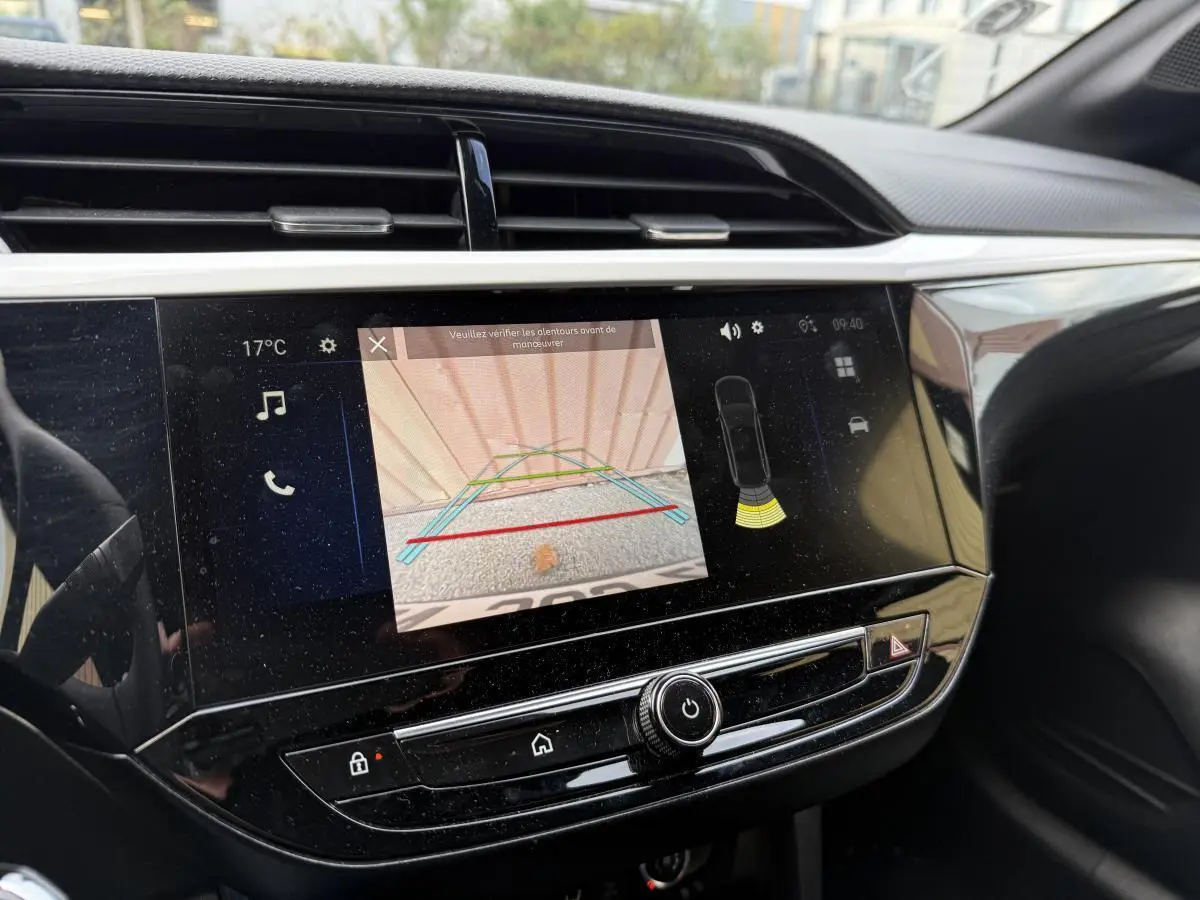Écran central tactile de l'Opel Corsa 2024 affichant la caméra de recul avec guidage et capteurs de stationnement.