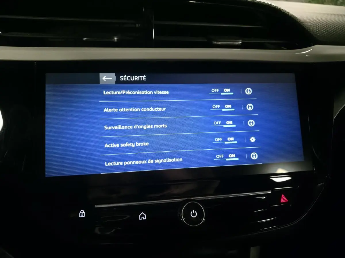 Écran tactile central de l’Opel Corsa 2024 affichant les réglages de sécurité avec fond noir et texte blanc.