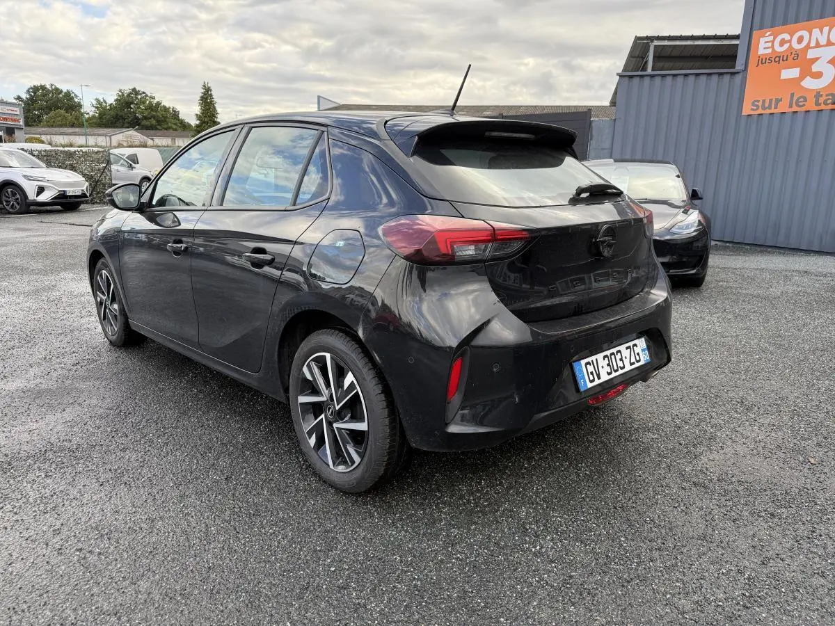 Opel Corsa noire vue en 3/4 arrière droit, avec jantes alliage et feux arrière LED distinctifs.