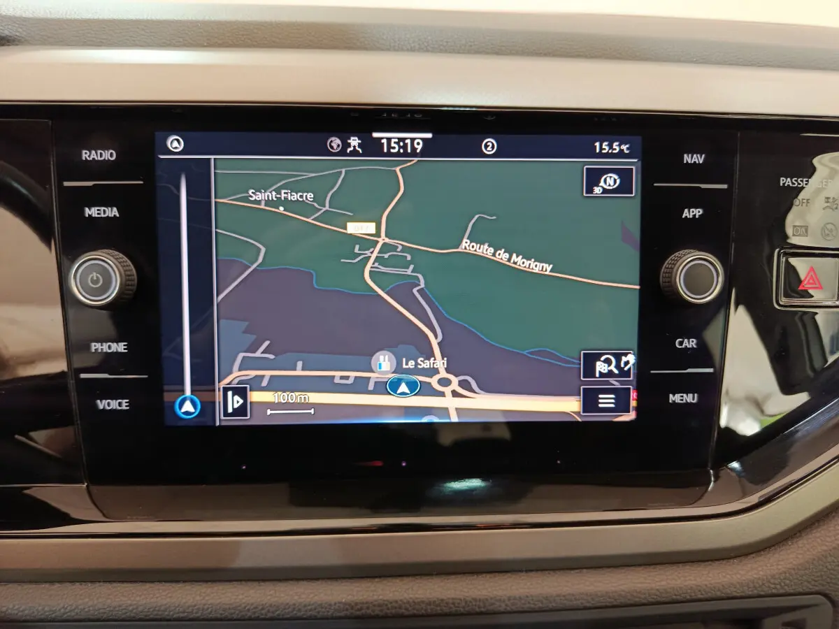 Écran tactile de navigation 8 pouces dans le tableau de bord noir brillant d'une Volkswagen Polo blanche 2020.