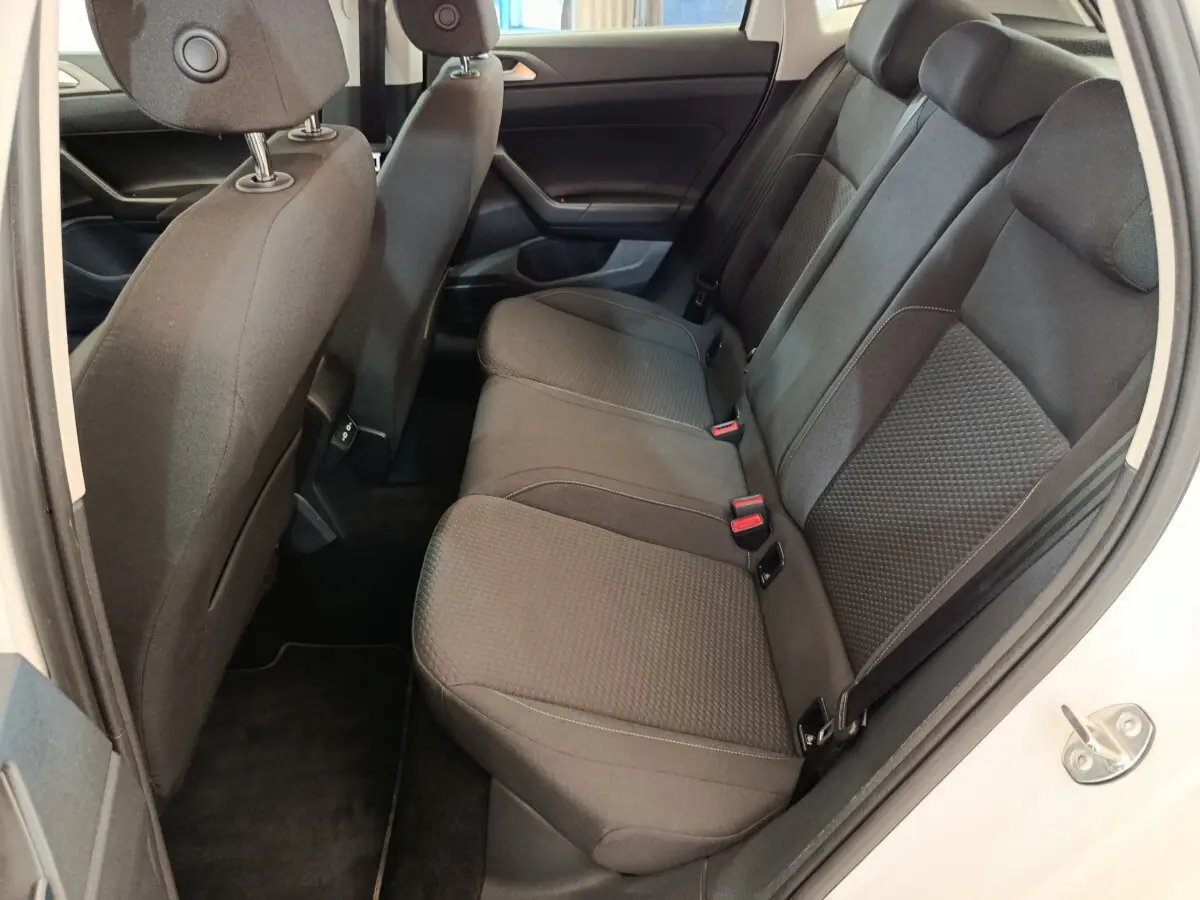 Vue intérieure côté droit des sièges arrière noirs de la Volkswagen Polo blanche 2020, finition Lounge Business.