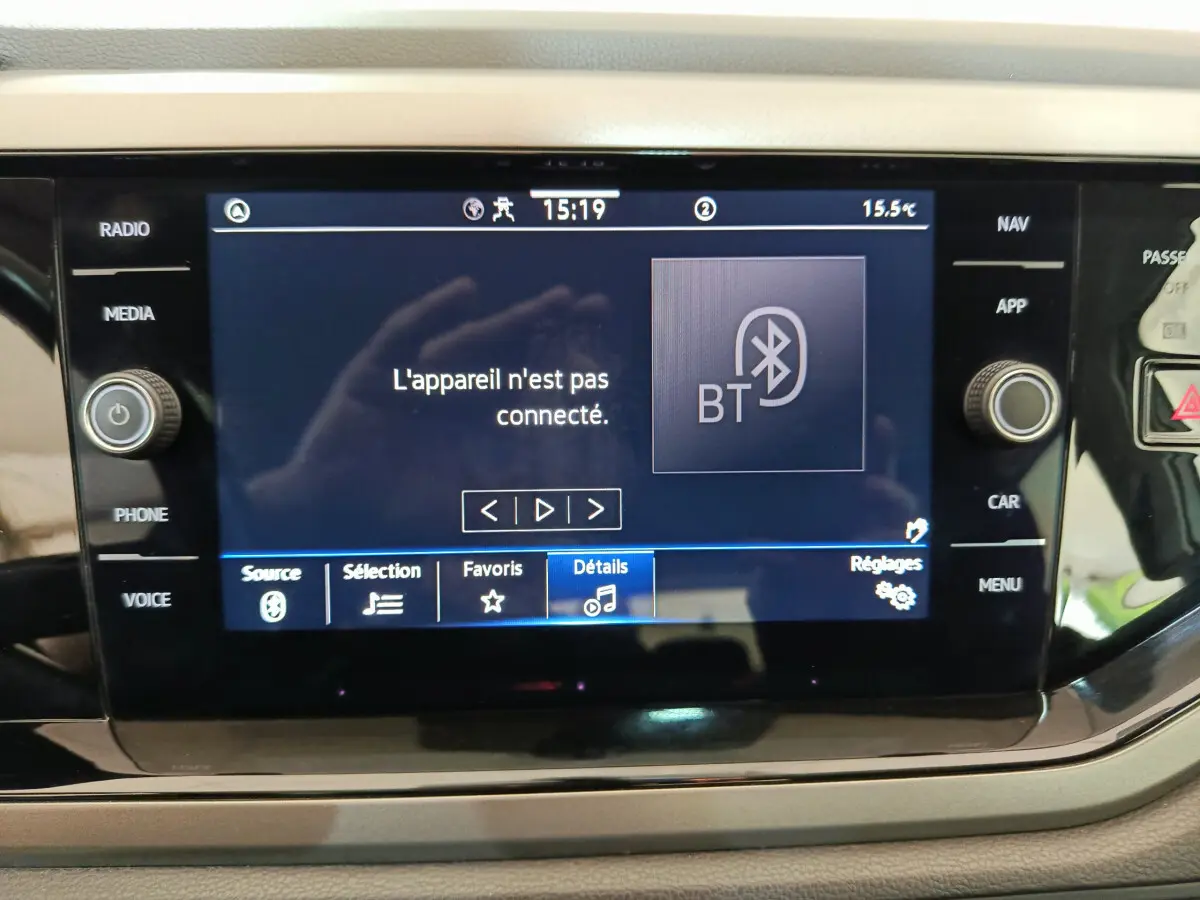 Écran tactile central de la Volkswagen Polo 2020 montrant la connexion Bluetooth inactive sur fond noir et boutons autour.