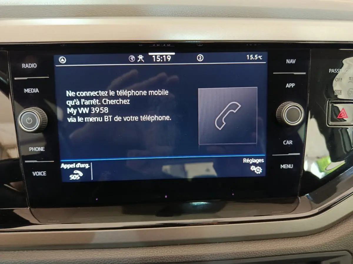 Écran tactile central de la Volkswagen Polo 1.0 TSI 95 Lounge Business affichant les instructions Bluetooth.