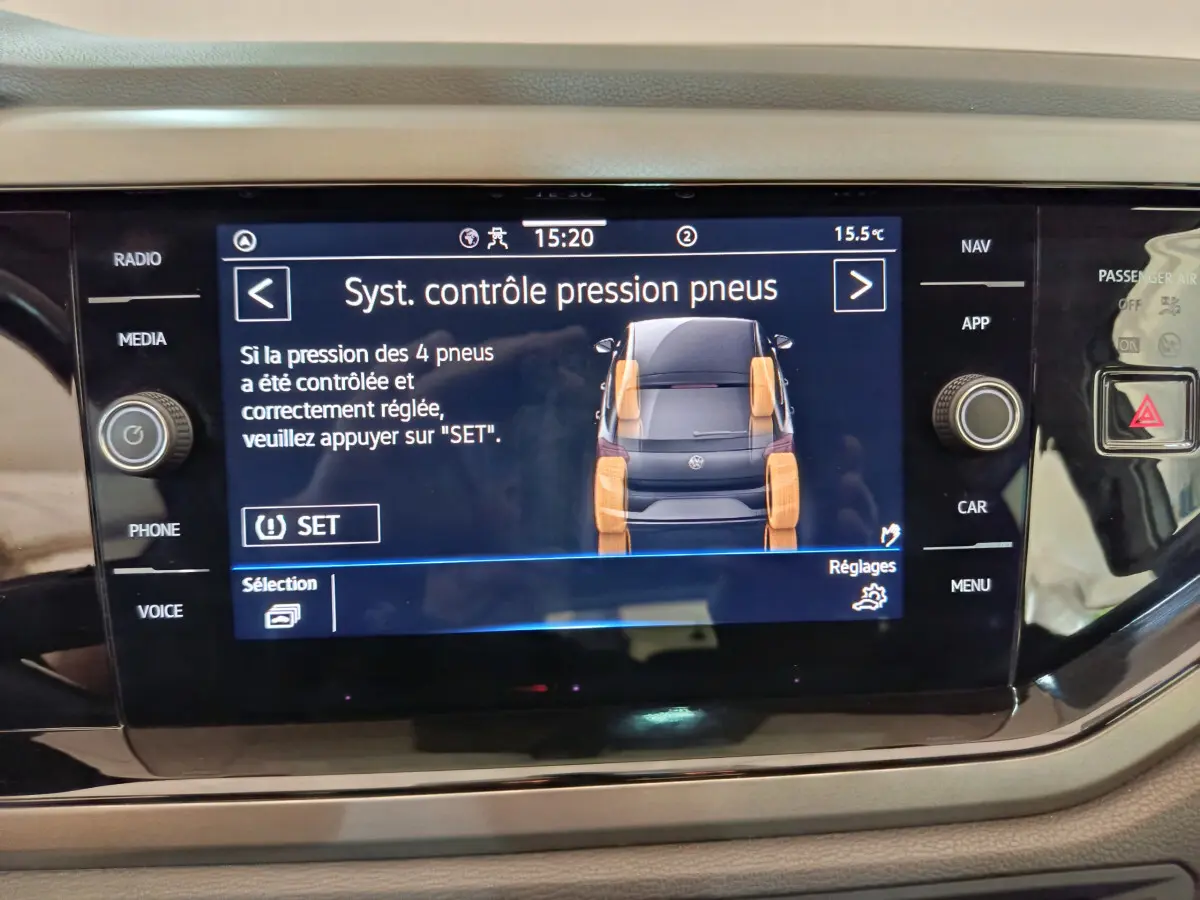 Écran tactile central de la Volkswagen Polo 2020 affichant le système de contrôle de pression des pneus.